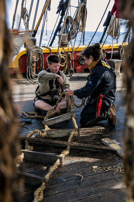 Matilda et Makoh réparent les cordages